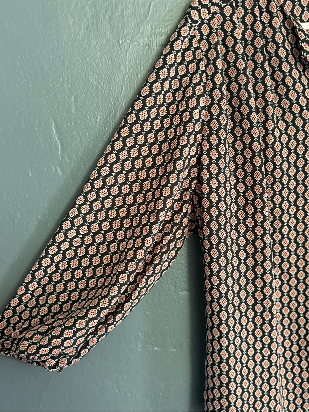 Patterned V-Neck Pullover Blouse - Picture 3 of 5